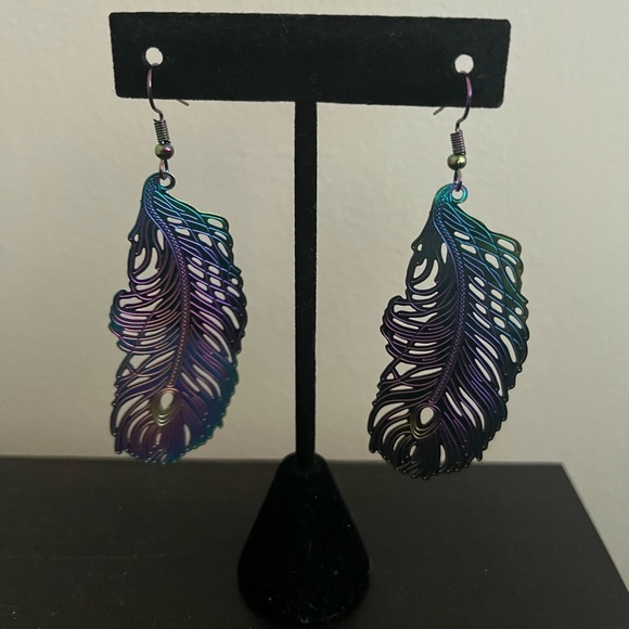 ⭐️3/$15⭐️ Iridescent Feather Cutout Earrings‎ - Picture 2 of 3